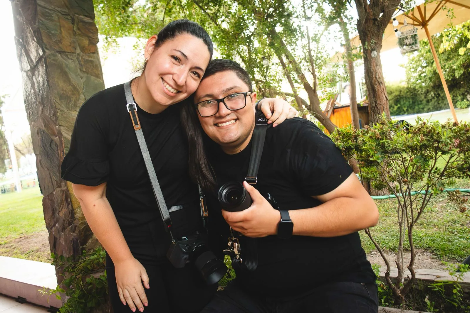 "Felipe A. Salazar, fotógrafo de bodas en Chile, junto a su compañera..."